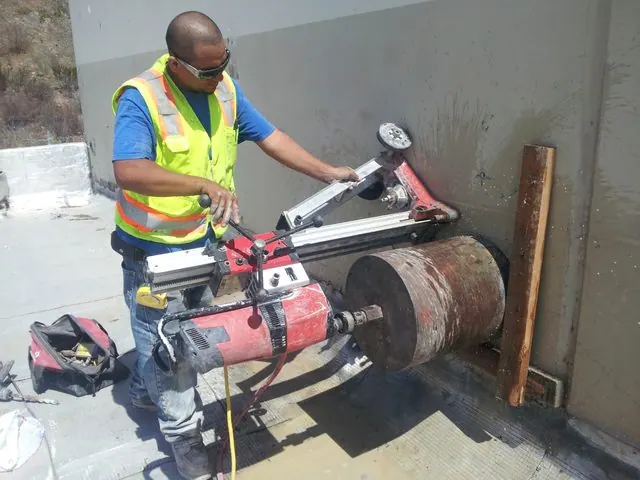 Broca de diamante de gran diámetro perforando un muro de concreto