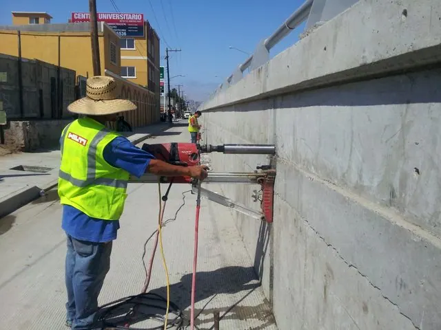 Perforadora de diamante sobre base anclada en muro de contención