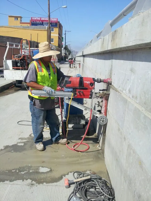 Barreno en muro de contención exterior con perforadora sobre base anclada