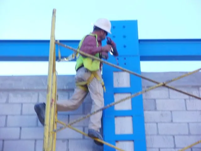 Perforación sobre andamio junto a columna de acero