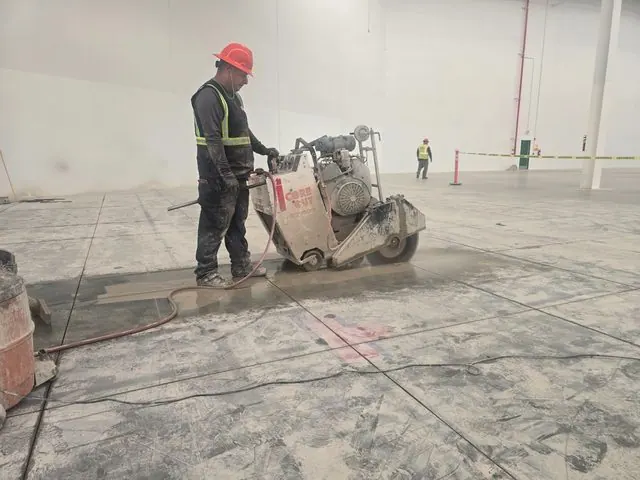 Sierra de piso cortando la losa de una nave industrial nueva