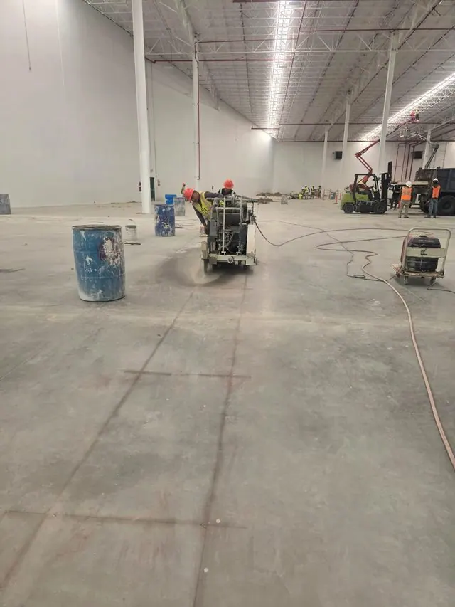 Slab cutting in a long-span industrial building