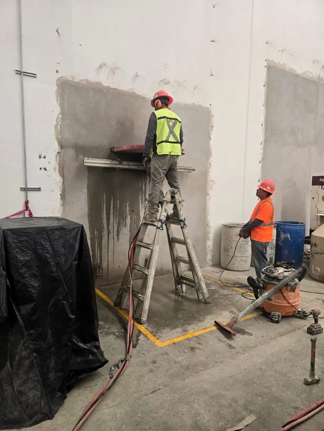 Apertura de vano en panel de Tilt Up desde el interior de la nave, con protección de piso