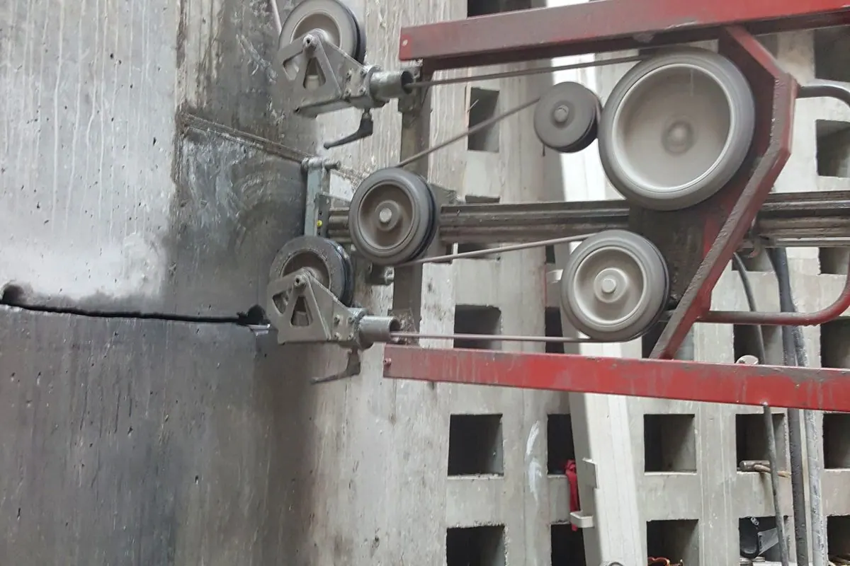 Reinforced concrete beam cut with diamond wire