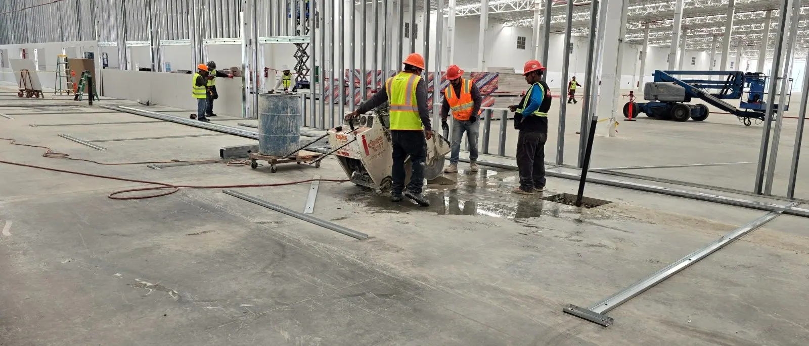 Cuadrilla de GPC Construcciones cortando losa en una nave de gran claro